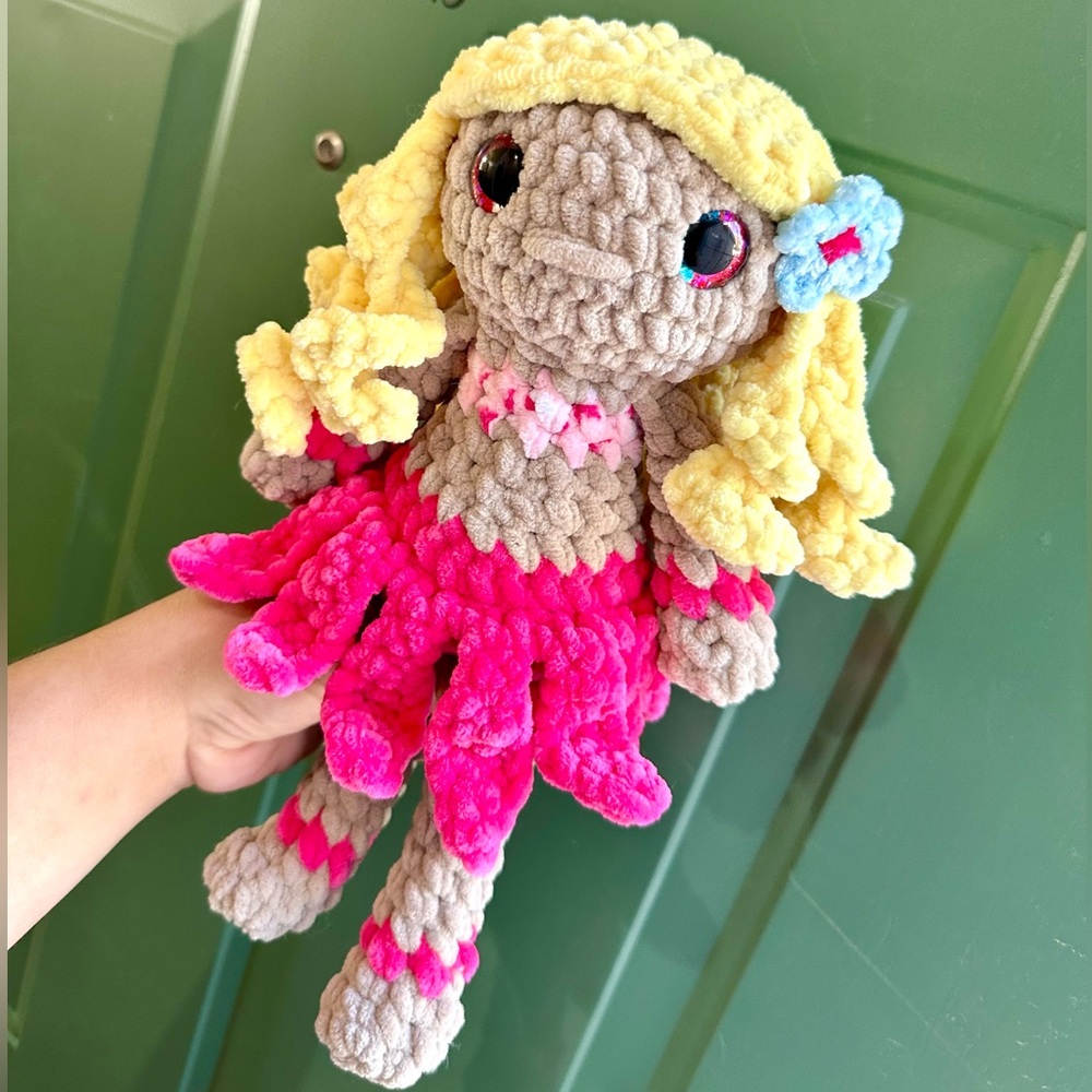 Hula girl handmade crochet doll 🩷💛